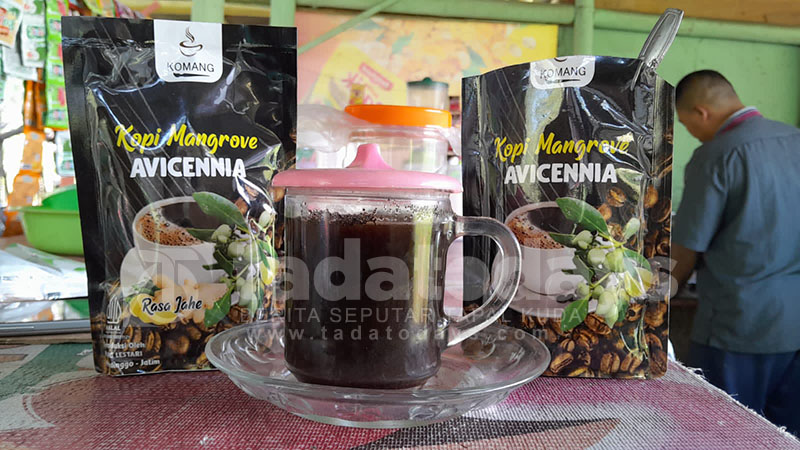 Komang, Kopi Nikmat di Pantai Permata