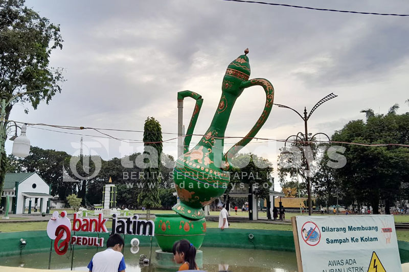 Kendi Air Mancur Alun-Alun Kota Probolinggo Patah