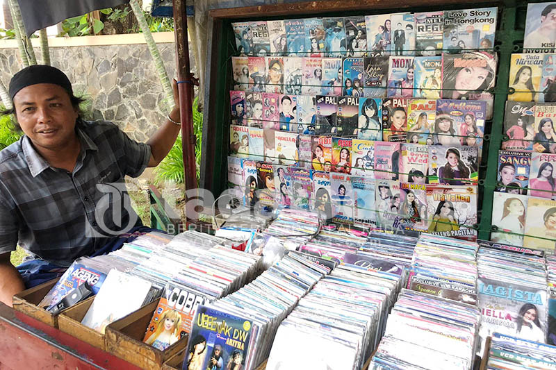 Demi Bertahan Hidup, Tetap Jualan VCD di Era Digital