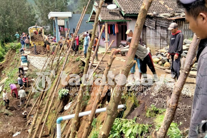 Warga Sapih Gotong-Royong Perbaiki Jalan, Kades: Nunggu sampai Kapan?