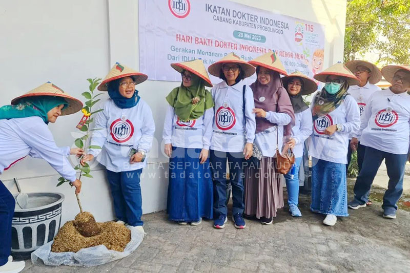 Peringati Hari Bakti Dokter Indonesia ke-115, IDI Kabupaten Probolinggo Menanam Pohon Buah