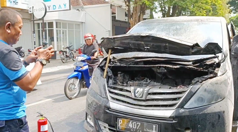 Mobil Alphard Terbakar di Jalan Jawa Jember