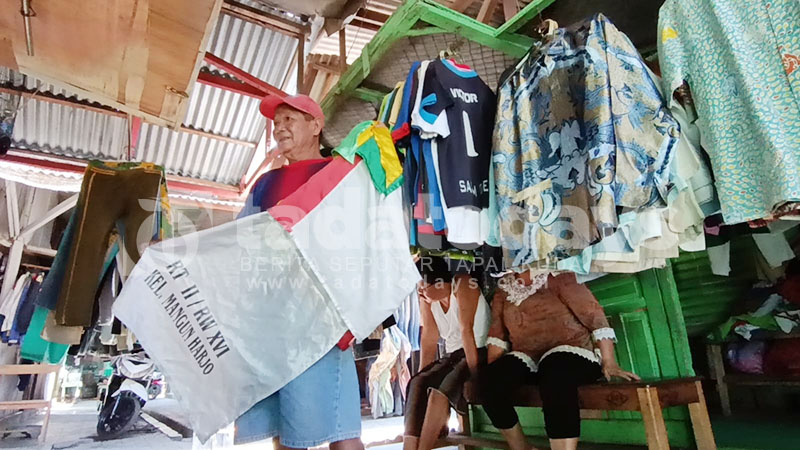 Kisah Tohir, 52 Tahun Menjual Bendera dan Umbul-Umbul Bekas
