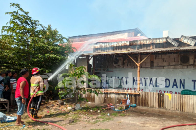 Warkop plus Tempat Karaoke di Dringu Terbakar