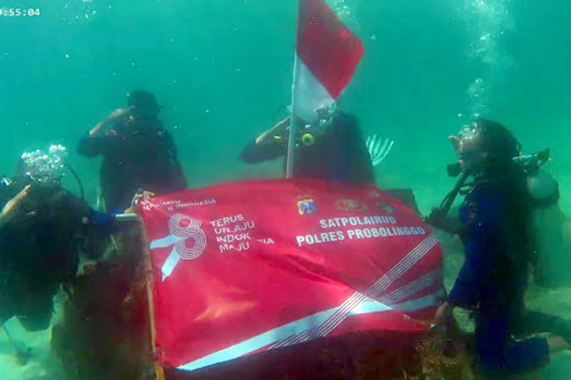 Polairud Probolinggo Kibar Bendera Merah Putih di Dasar Laut Gili Ketapang