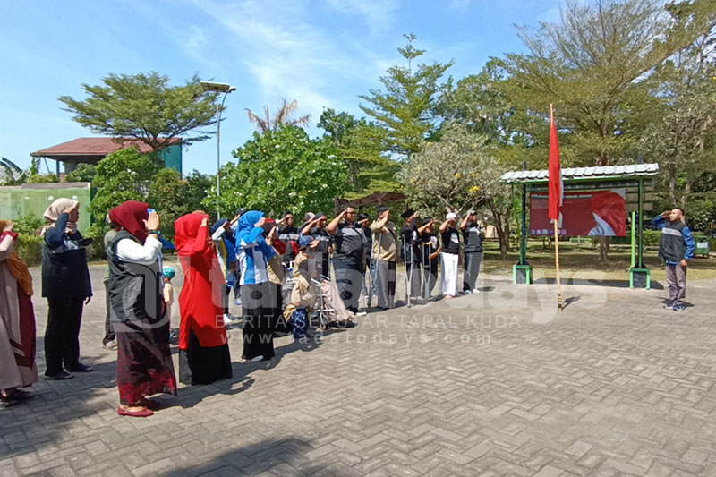 Penyandang Disabilitas Probolinggo Hormat Bendera di Taman Maramis