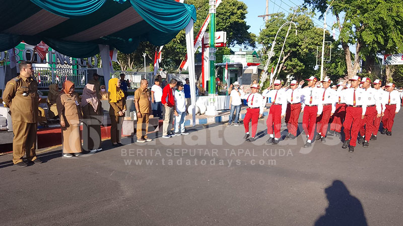 Wali Kota Probolinggo Lepas Peserta Gerak Jalan Tingkat Kota Probolinggo 2023