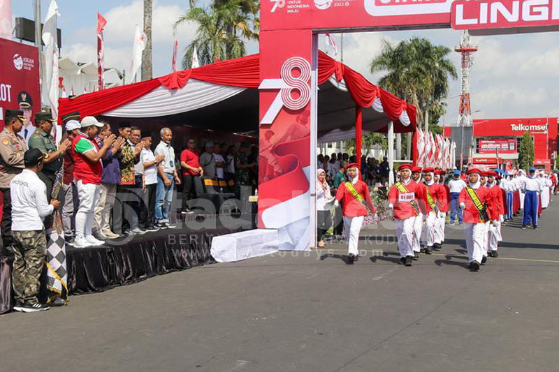 Ratusan Peserta Ramaikan Lomba Gerak Jalan Dispendik Jember