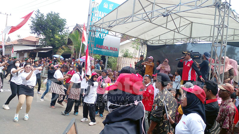 Meriah Karnaval Agustusan di Desa Pesawahan, Full Goyang