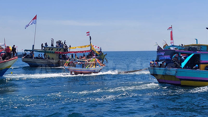 Meriah Tradisi Petik Laut Mayangan, Melarung Hasil Bumi