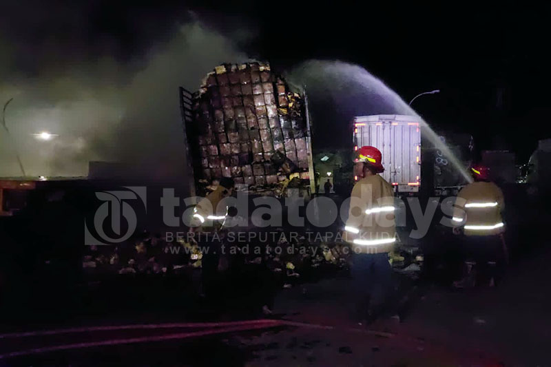 Truk Bermuatan Mie Terbakar di Terminal Kargo Mayangan