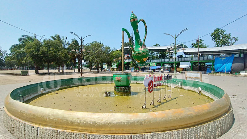 Kolam Kendi Alun-Alun Kota Probolinggo Bersampah, DLH; Sudah Dibersihkan Setiap Hari