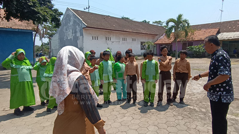 Anak SD Antusias Menyaksikan Hari tanpa Bayangan, Disebut Fenomena Kulminasi