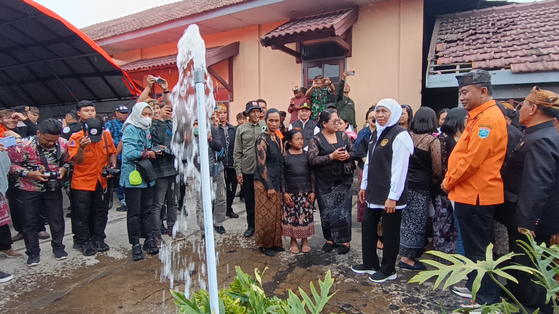 Khofifah Tinjau Perbaikan Pipa Desa Ngadas Sukapura, Air Lancar Mengalir