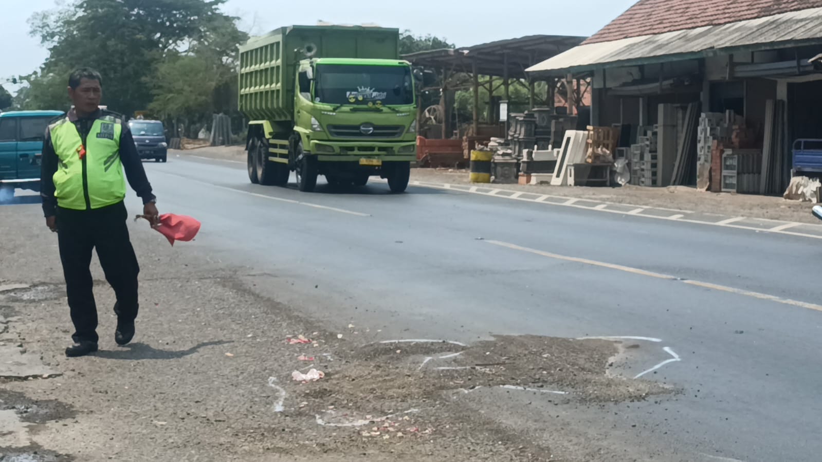Juragan Sapi Pohsangit Leres dan Temannya Tersenggol Truk di Banjarsari