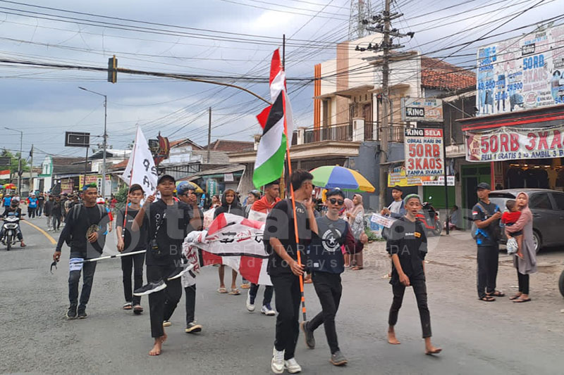 Bentuk Dukungan, Peserta Tajemtra Bawa Atribut Baju hingga Bendera Palestina