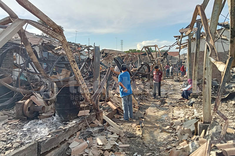11 Jam Kebakaran Pasar Leces Ludeskan 250 Bedak, Dipicu Korsleting Listrik