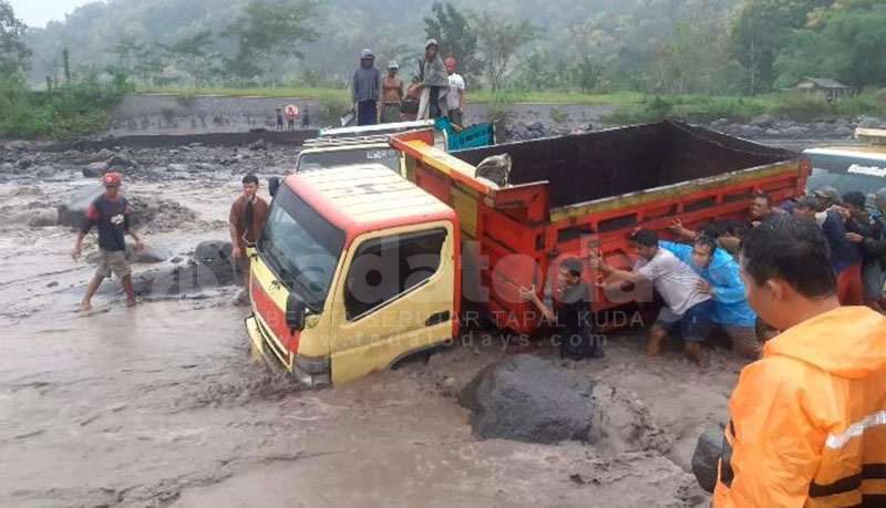 6 Truk Penambang Pasir di Lumajang Terjebak Banjir Lahar Dingin Gunung Semeru