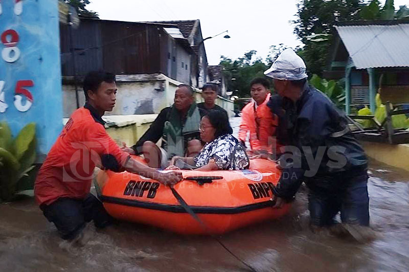 Banjir Dringu Ketinggian Hampir 1 Meter, Merendam 3 Desa
