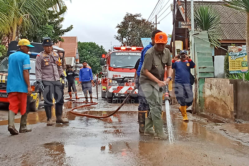 Pj Bupati Probolinggo bareng Forkopimda Turun Bersihkan Material Banjir Dringu