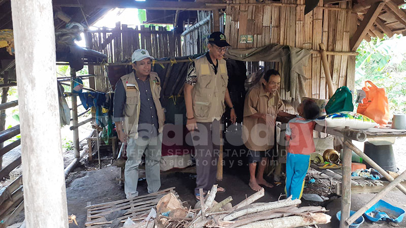 Jumadi dan Rehan yang Tinggal di Gubuk Bekas Nira, Bakal Direlokasi