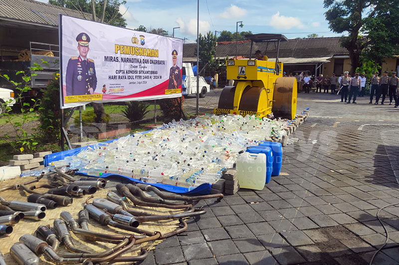 Ribuan Botol Miras dan Ganja Dimusnahkan Polres Jember