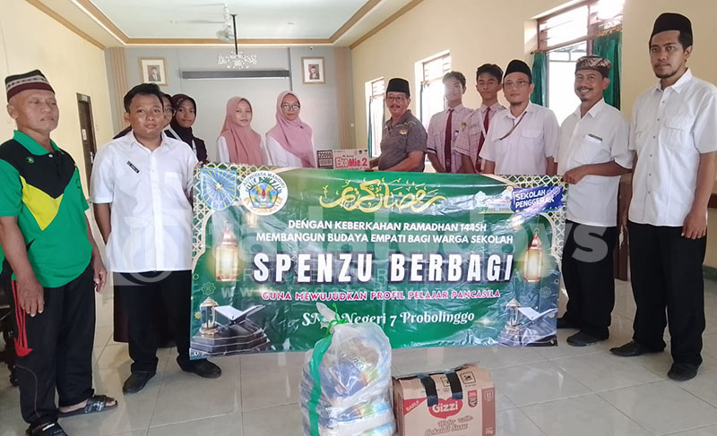 SMPN 7 Kota Probolinggo Berbagi Berkah Ramadan, Bagi Zakat dan Takjil kepada Masyarakat