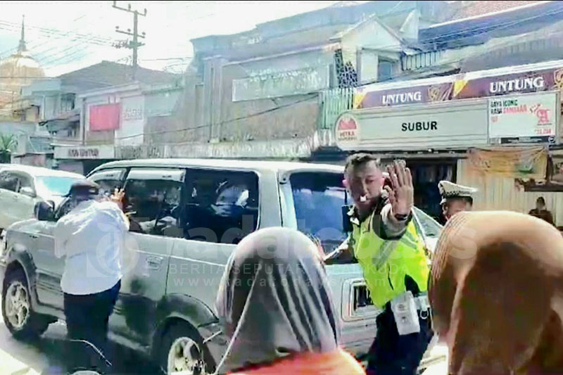 Polisi di Lumajang Bantu Dorong Mobil Pemudik yang Mogok