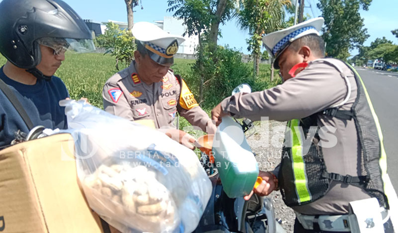 Polisi Beri BBM Gratis kepada Pemudik yang Kehabisan BBM di Lumajang