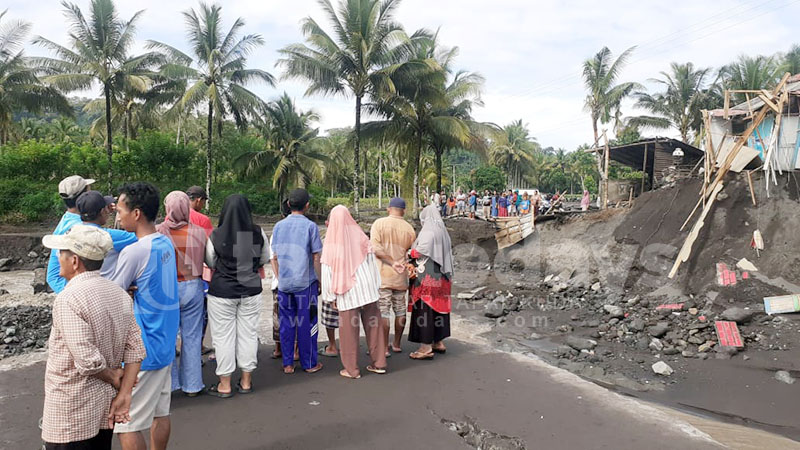 Jalur Lumajang-Malang Lumpuh Total Diterjang Banjir Lahar Gunung Semeru