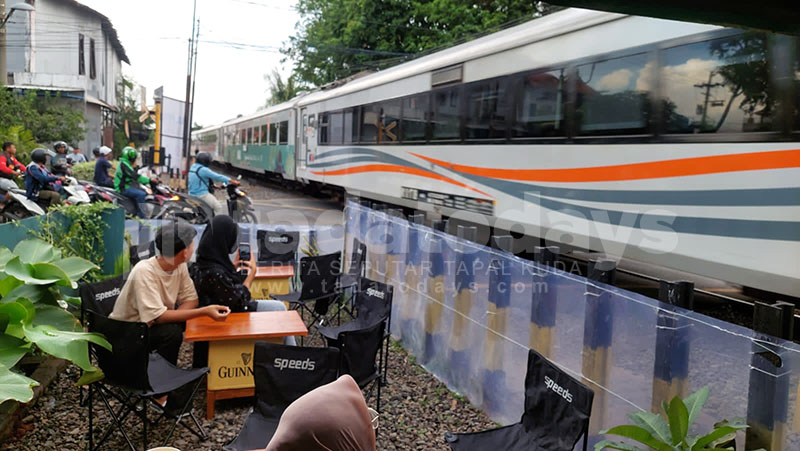 Nikmati Sore di Kota Probolinggo Sambil Lihat Kereta Api Melintas
