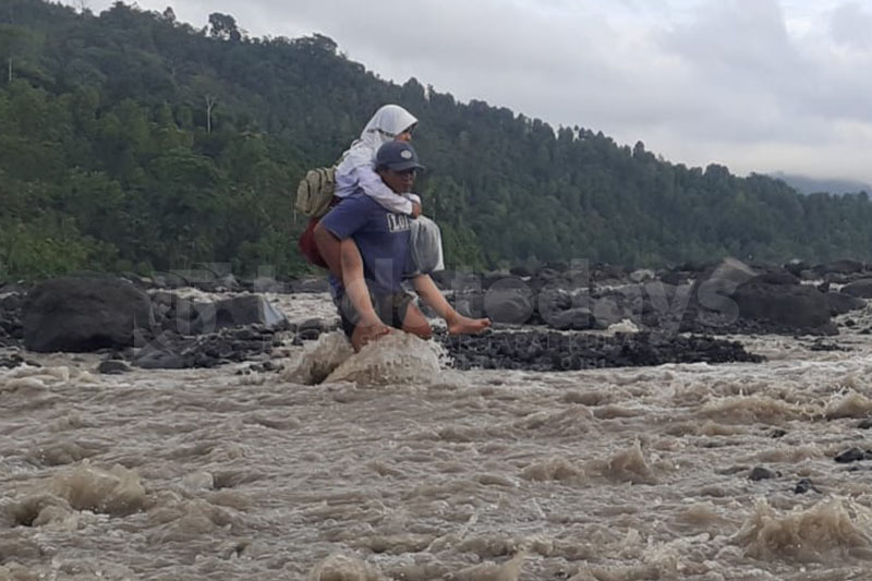 Perjuangan Bersekolah, Seberangi Arus Banjir Lahar Gunung Semeru