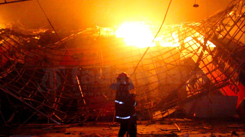 Toserba Graha Mulia Lumajang Terbakar, Api Berkobar dari Lantai Dua