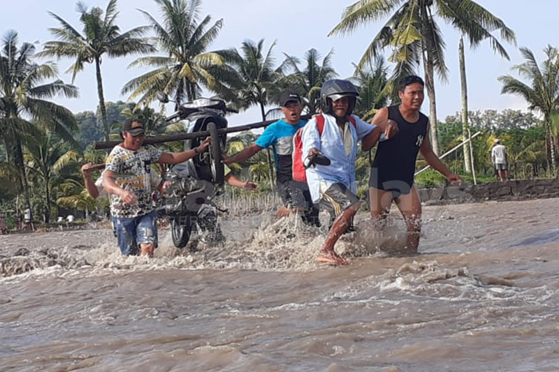 Jasa Panggul Motor Bantu Warga Seberangi Arus Banjir Lahar di Lumajang