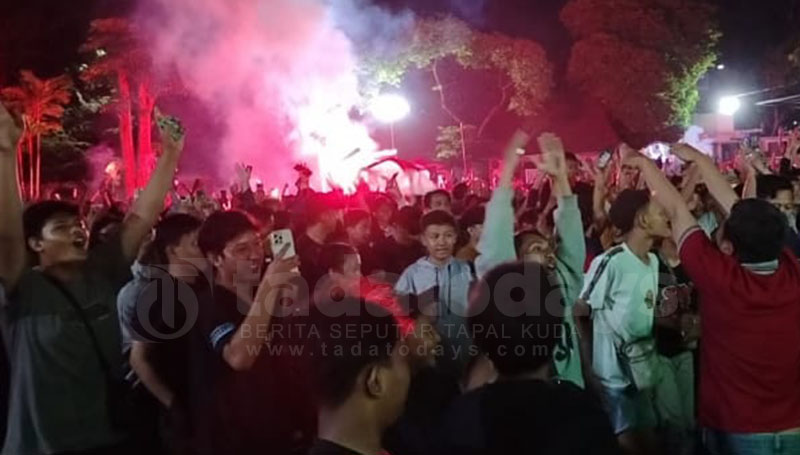 Ribuan Suporter Nobar Indonesia Vs Uzbekistan di Halaman Kantor Pemkot