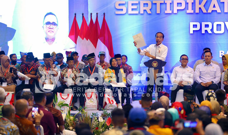 Presiden Jokowi Serahkan 10.000 Sertifikat Tanah Elektronik Tora ke Masyarakat Banyuwangi