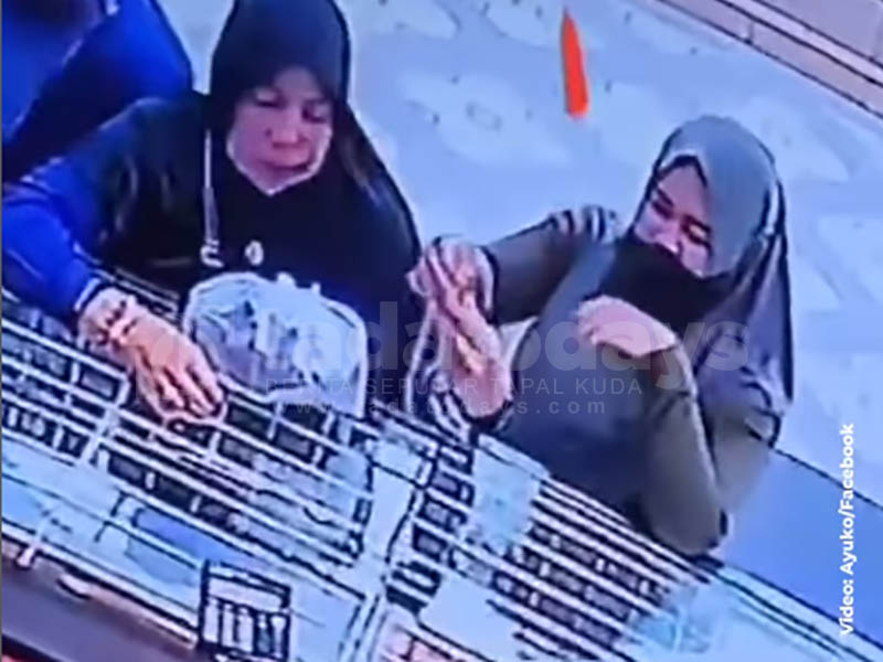 Dua Emak-Emak Terekam CCTV Mencuri Kalung Emas di Leces