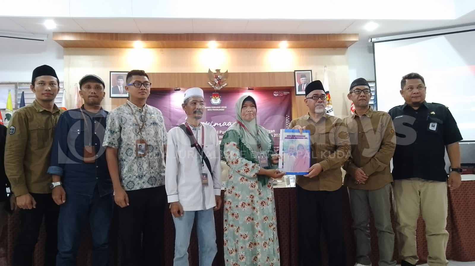 Nur Eva Arimami - Syaiful Nur Wahid Datang Penuhi Syarat Perseorangan, Bawa 18.465 KTP ke KPU