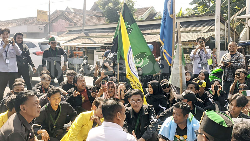 Aliansi Mahasiswa Lumajang Demo Menolak Tapera, Saling Dorong dengan Polisi