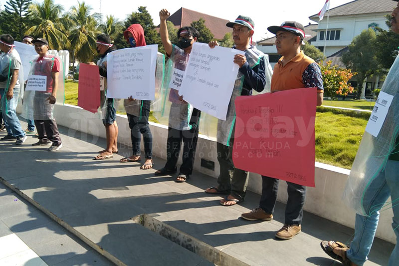 Puluhan Massa Tuntut Hak Garap Lahan di Kantor Pemkab Lumajang