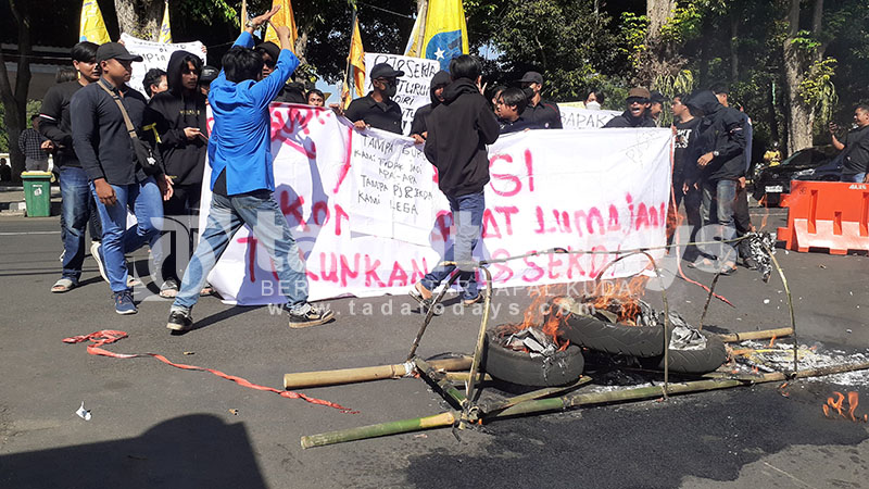 Mahasiswa Lumajang Tolak Penghapusan Tunjangan Guru Honorer, Diwarnai Aksi Ricuh