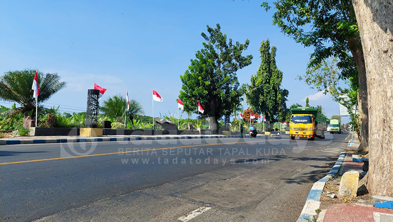 Nuansa Merah Putih Hiasi Jalan Protokol di Kota Probolinggo