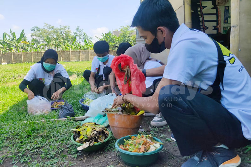 Manfaatkan Limbah Makanan Cafe Jadi Pupuk Organik Cair