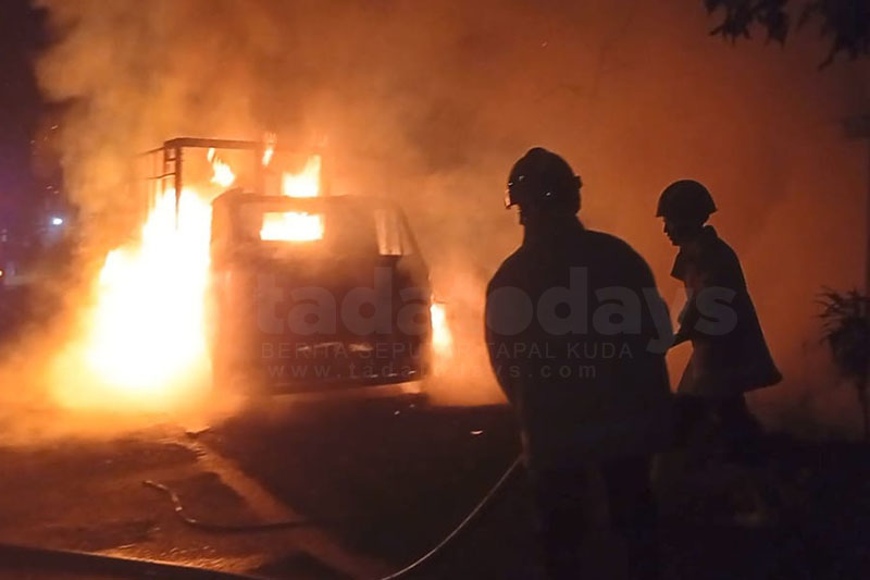 Sebuah Truk di Lumajang Terbakar, Merembet hingga Pemukiman