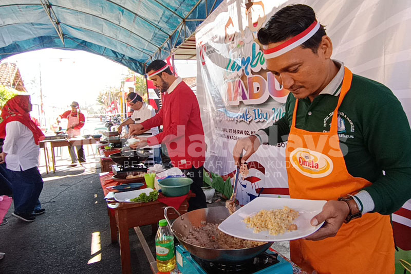 Bapak-Bapak Kampung Berlomba Memasak, Meriahkan Momen Agustusan