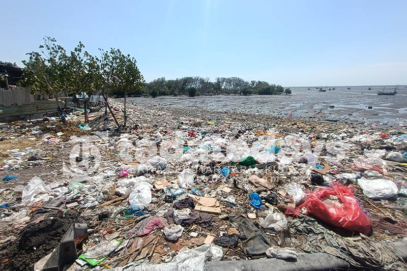 Hamparan Sampah di Bibir Pantai Mayangan, Panorama Tak Sedap Dipandang