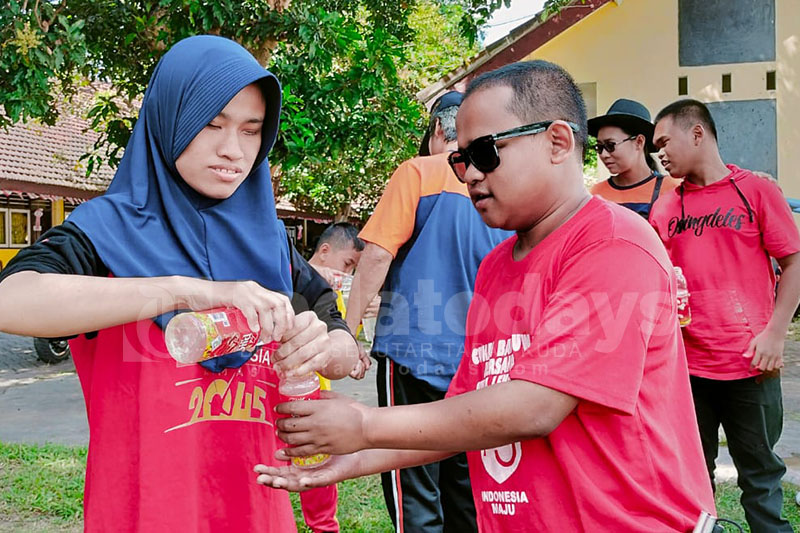 Keseruan Penyandang Disabilitas di Banyuwangi Ikuti Lomba Agustusan