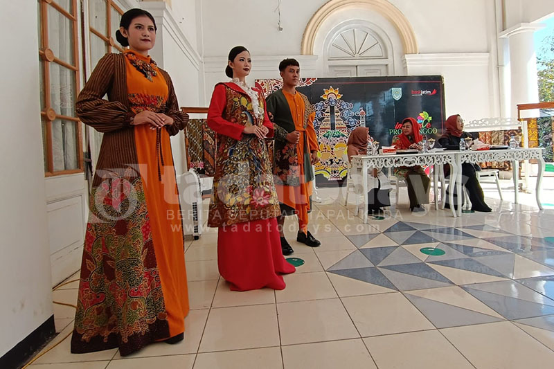 Angkat Ikon Kebudayaan Kota Probolinggo, 3 Batik Tampil di Surabaya Fashion Parade 2024