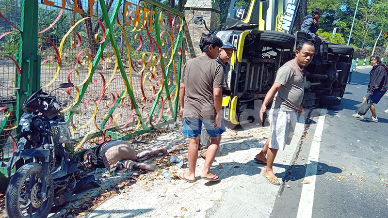 Minibus Tabrak Pemotor Pasangan Tunangan di Jalur Bromo, Dua Meninggal