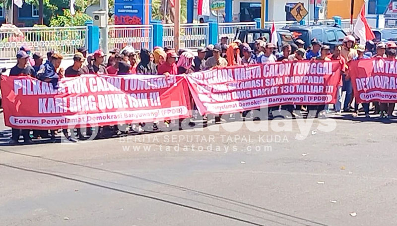 Menolak Kotak Kosong di Pilkada 2024, Ratusan Massa Demo di DPRD Banyuwangi